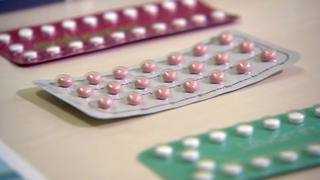 Manche Frauen leiden unter Nebenwirkungen der Pille.Wann wird es Zeit das Präparat zu wechseln? Bild zeigt diverse Anti-Baby-Pillen in Verpackung.