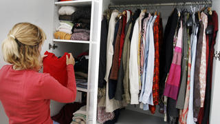 Eine Frau faltet Kleidungsstücke und schafft so Ordnung in einem Schrank, aufgenommen in Frankfurt am Main am 05.07.2007. Foto: Frank Rumpenhorst +++(c) dpa - Report+++