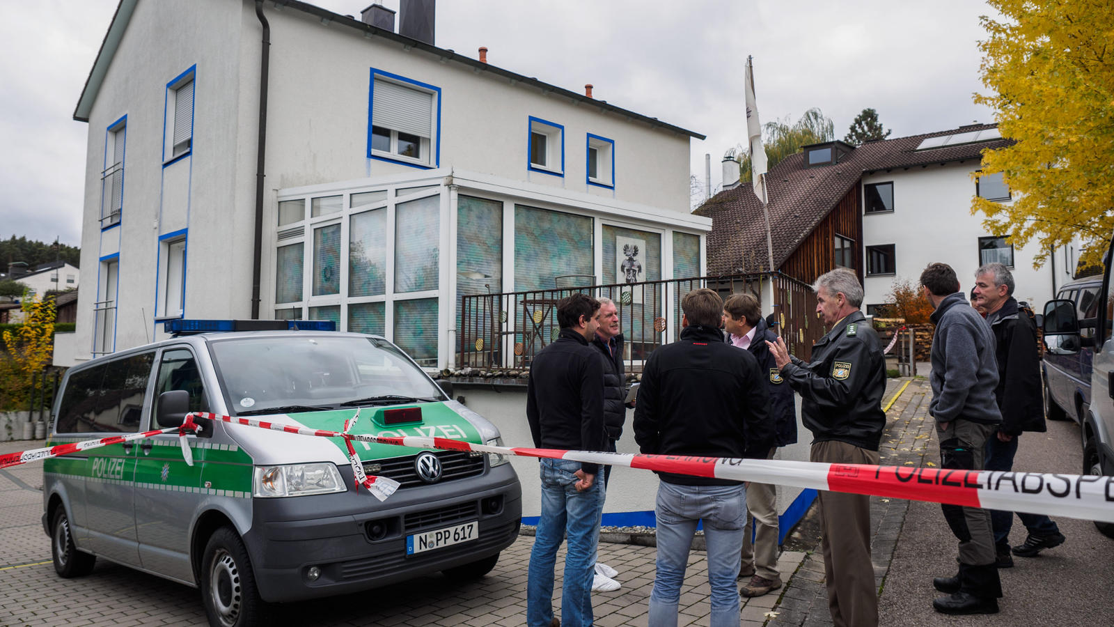 Zahlreiche Polizeibeamte stehen am 19.10.2016 in Georgensgmünd (Bayern) vor dem Grundstück eines sogenannten Reichsbürgers. Bei einer Razzia hatte hier ein 49-Jähriger Angehöriger der Reichsbürger-Bewegung am Morgen vier Polizisten durch Schüsse zum 