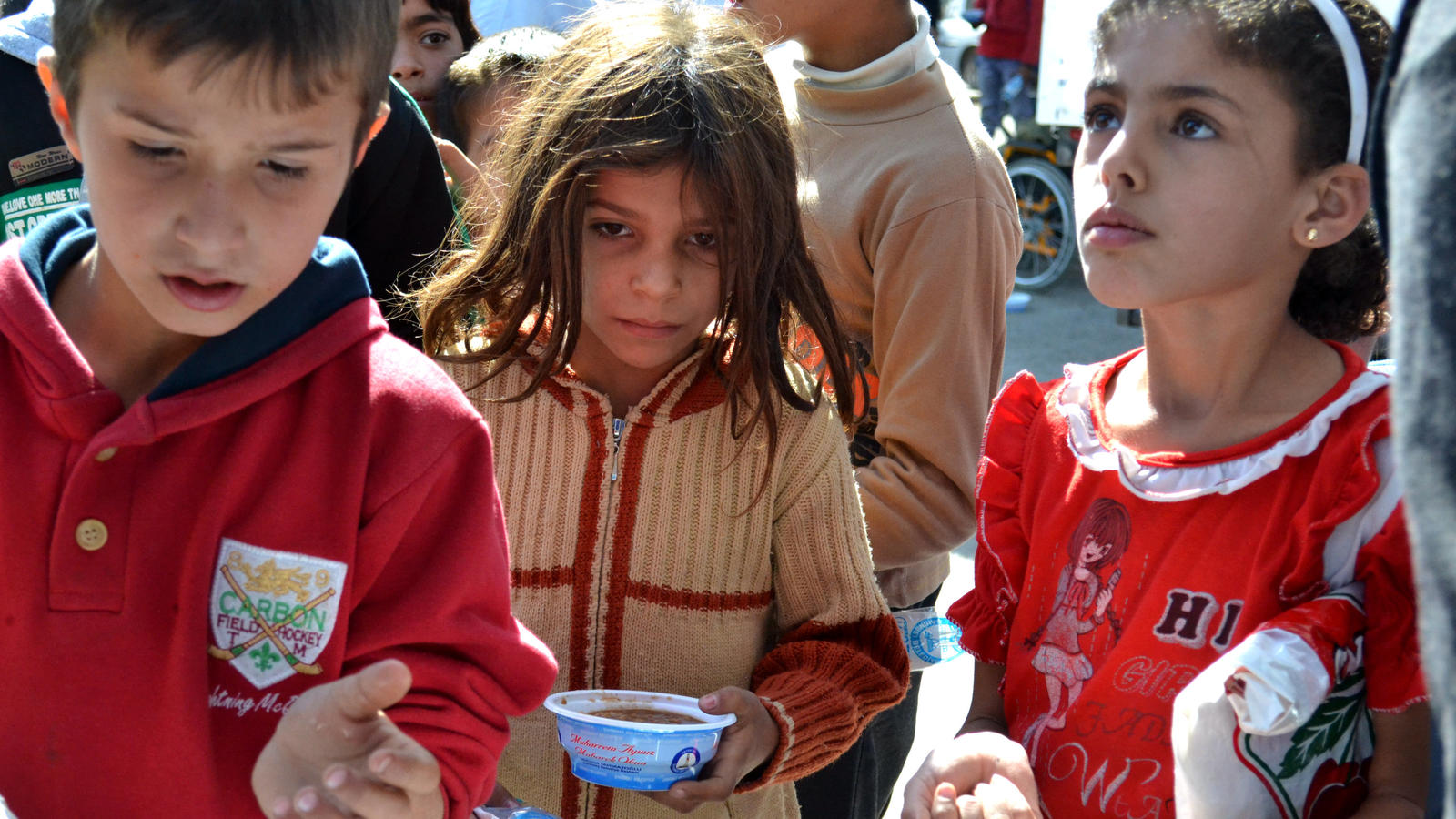 Syrische Kinder warten am 19.10.2016 in Dscharablus, Syrien, auf Essen von türkischen Hilfsorganisationen. Die Stadt wurde von syrischen Rebellensoldaten vom IS zurück erobert.    Foto: Shabtai Gold/dpa (zu dpa: "Das Leben nach der IS-Herrschaft - Rü