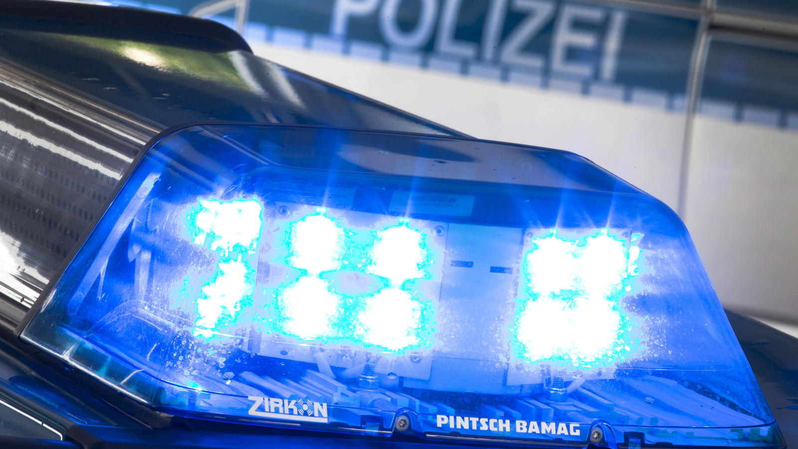 ARCHIV - ILLUSTRATION - Eine Blaulicht leuchtet am 27.07.2015 in Osnabrück (Niedersachsen) auf dem Dach eines Polizeiwagens.