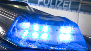 ARCHIV - ILLUSTRATION - Eine Blaulicht leuchtet am 27.07.2015 in Osnabrück (Niedersachsen) auf dem Dach eines Polizeiwagens. Im Fall des tödlichen Überfalls auf ein Brüderpaar in Rietberg sucht die Polizei nach der Verhaftung von zwei Verdächtigen einen weiteren Mittäter. Die Ermittler werfen dem Trio gemeinschaftlichen Mord vor, wie sie am Donnerstag in Bielefeld berichteten. Foto: Friso Gentsch/dpa +++(c) dpa - Bildfunk+++