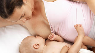 baby being breastfed Keine Weitergabe an Drittverwerter.