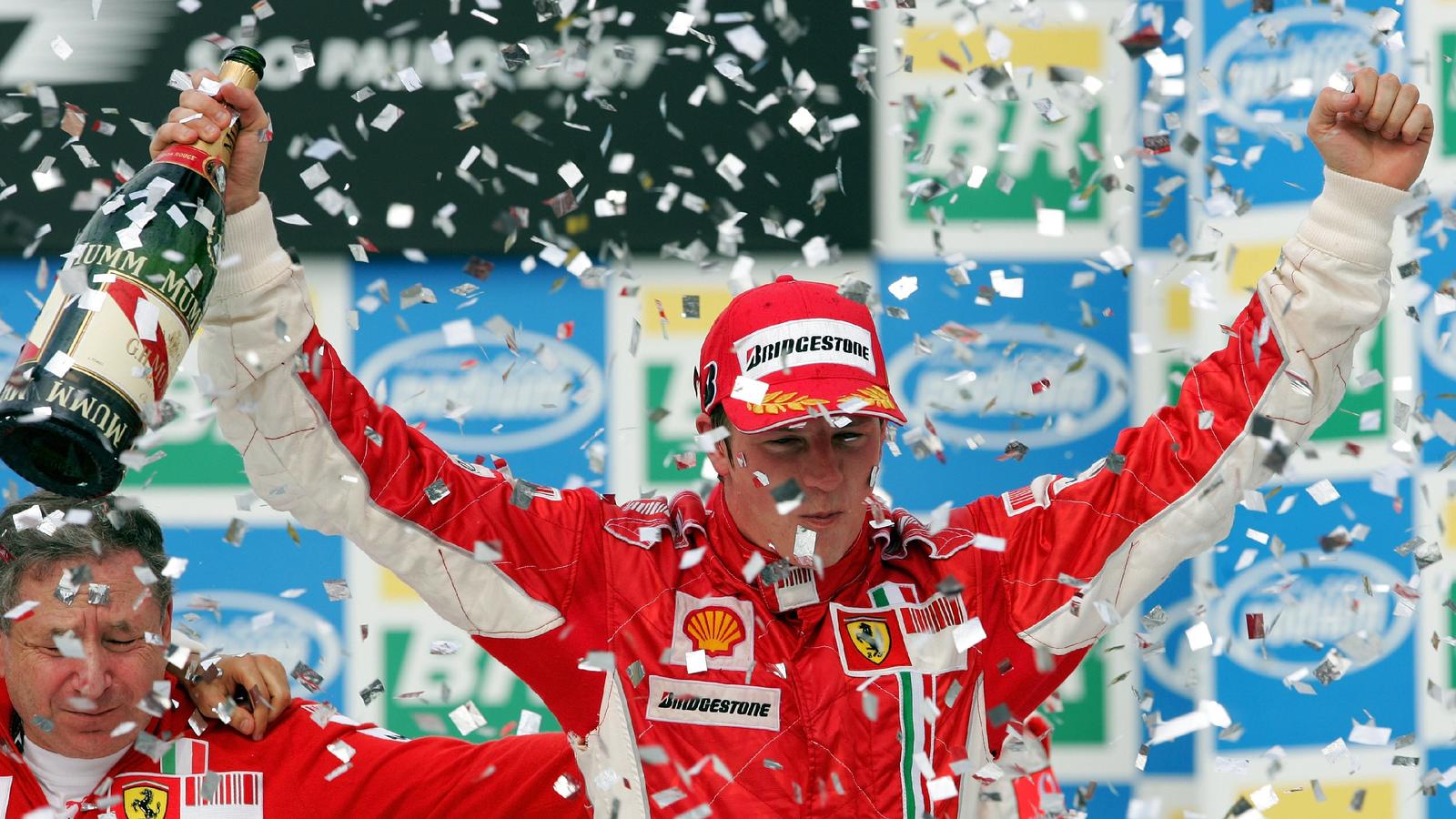 ARCHIV - Der finnische Formel-1-Pilot Kimi Räikkönen vom Team Ferrari bejubelt seinen Sieg beim Großen Preis von Brasilien und den WM-Titel der Saison 2007 in Sao Paulo, Brasilien. Links im Bild Ferrari-Teamchef Jean Todt (Archivfoto vom 21.10.2007).