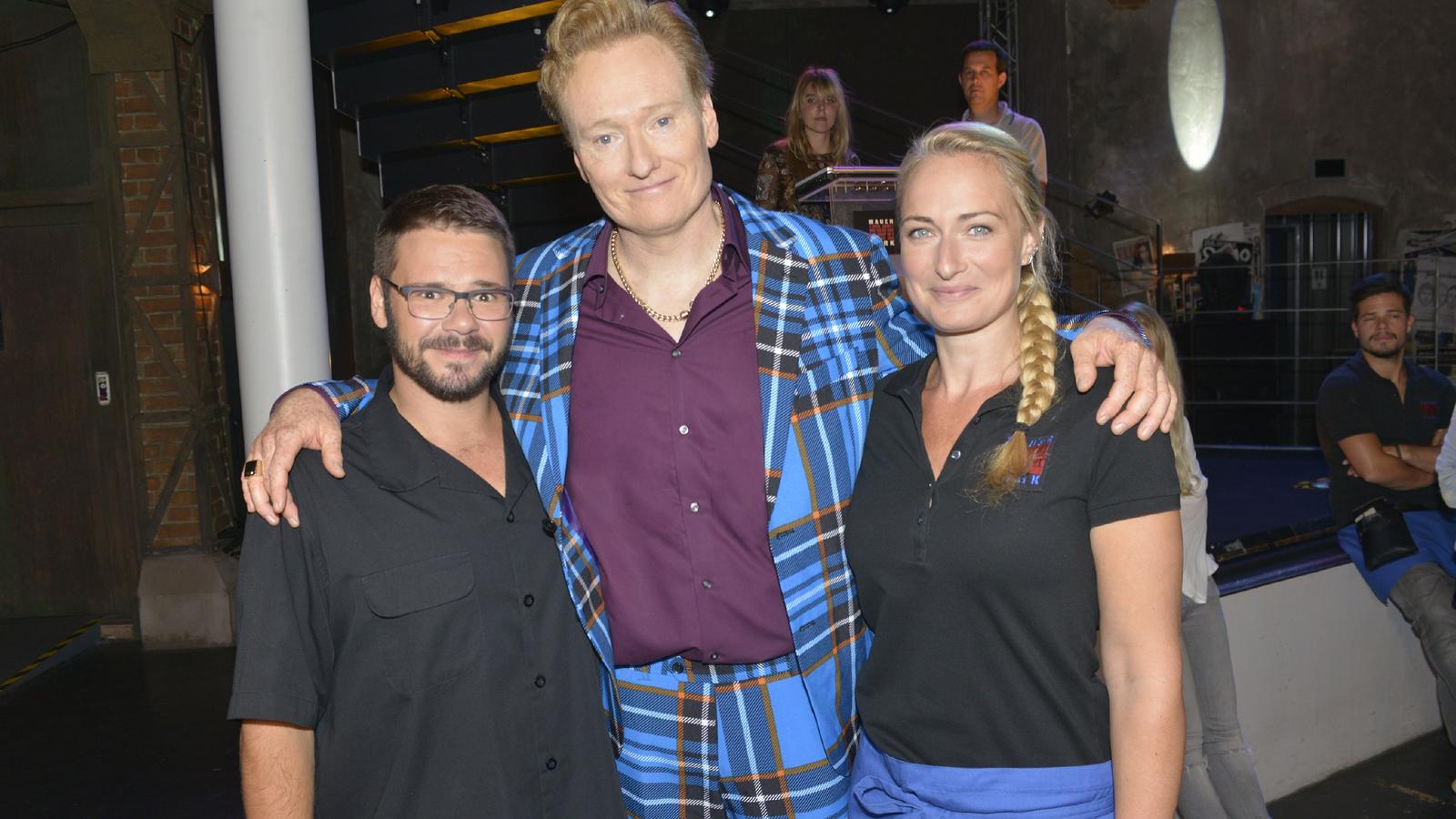 Us-Talkstar Conan O'Brien mit den GZSZ-Schauspielern Thomas Drechsel und Eva Mona Rodekirchen