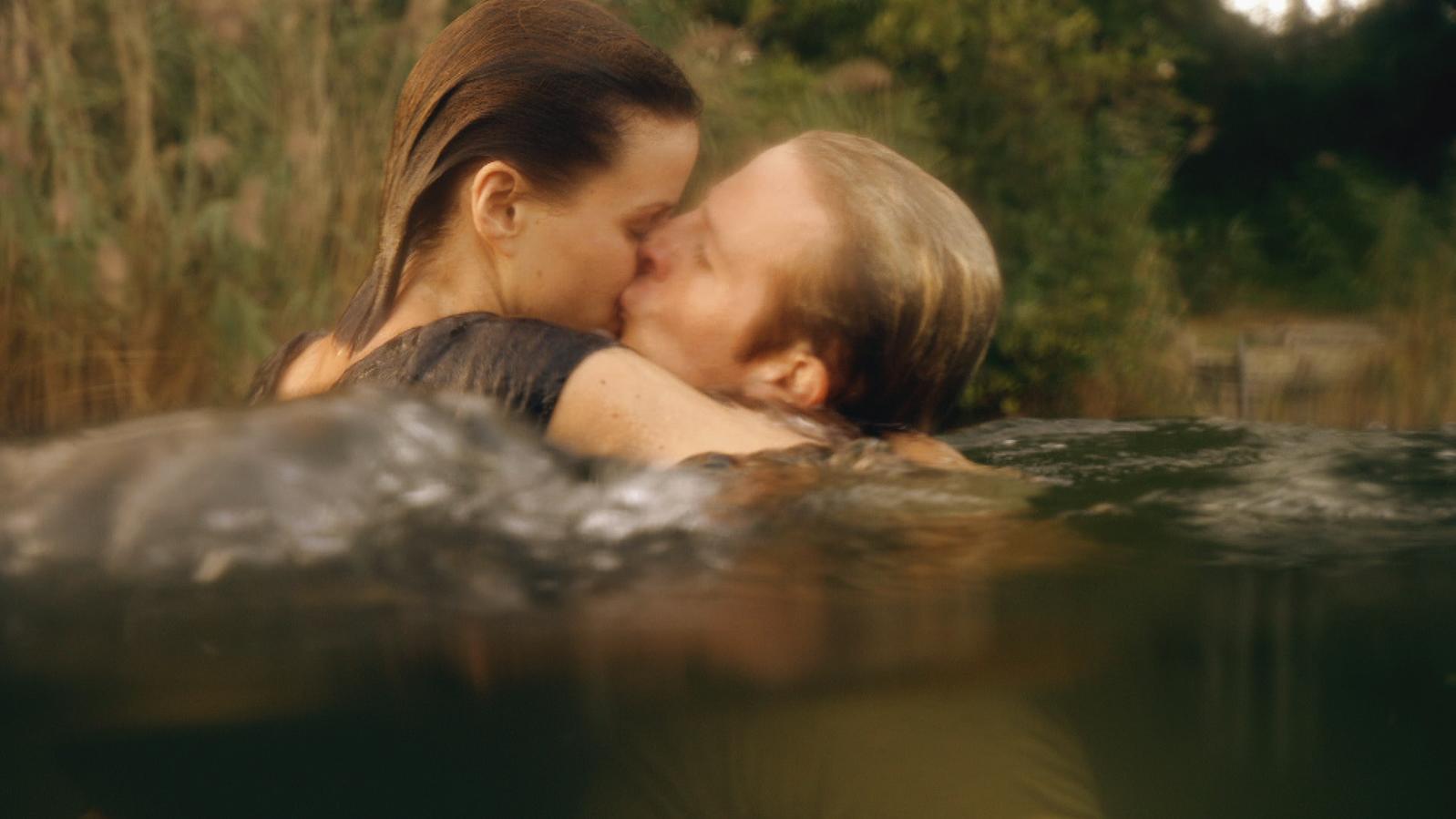 Paul (Daniel Roesner) und Jenny (Katrin Heß) küssen sich im See
