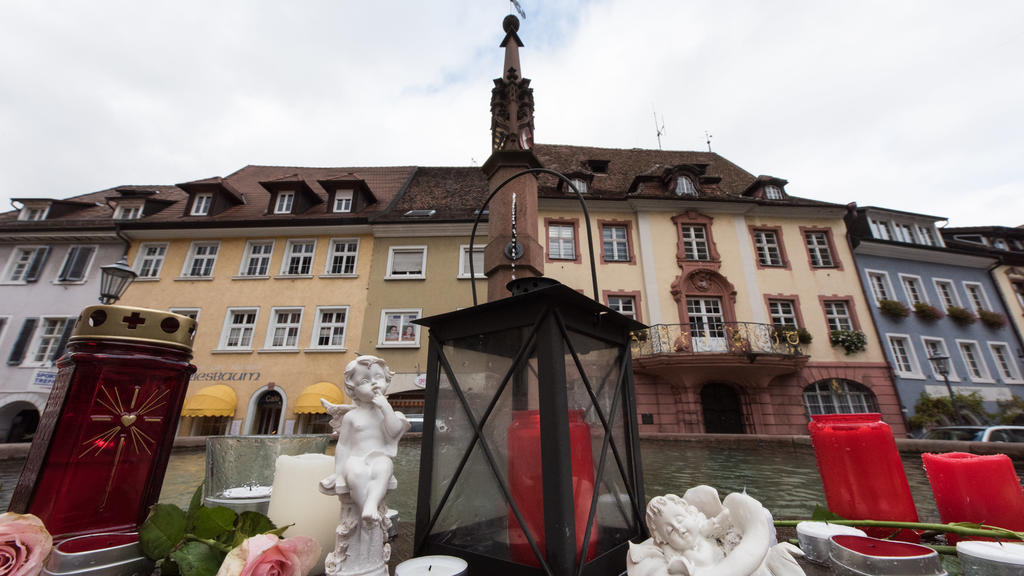 Blumen und Kerzen stehen am 11.11.2016 in Gedenken der getöteten Endingerin auf und um den Stadtbrunnen in Endingen (Baden-Württemberg). Die getötete Joggerin wurde nach Polizeiangaben Opfer einer Sexualstraftat.   Foto: Patrick Seeger/dpa +++(c) dpa