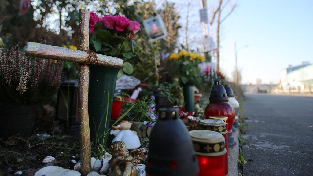 Ein Kreuz steht am 17.02.2016 am Auerweg in Köln (Nordrhein-Westfalen) am Strassenrand an der Unfallstelle eines tödlichen Unfalls bei einem illegalen Autorennen. Der Prozess gegen zwei wegen des Unfalls wegen fahrlässiger Tötung und Gefährdung des S