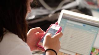 Blick auf das Handy am Arbeitsplatz