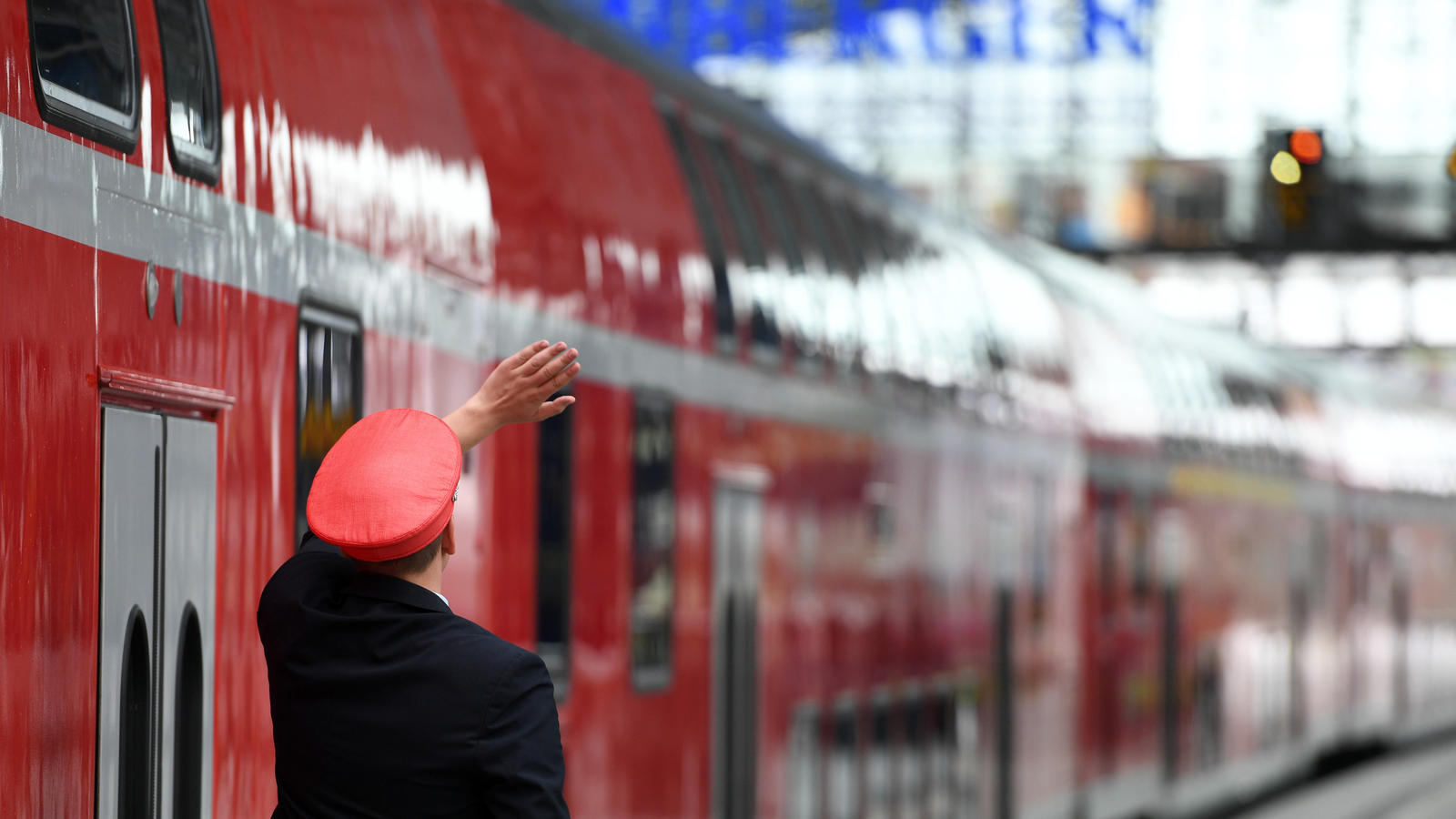 Ein Regionalzug der Bahn wird am 27.07.2016 in Berlin auf dem Hauptbahnhof abgefertigt. Am 27.07.2016 wurde auf einer Pressekonferenz die Halbjahresbilanz der Deutsche Bahn AG vorgestellt. Foto: Soeren Stache/dpa +++(c) dpa - Bildfunk+++