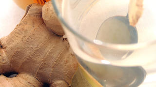 Eine Ingwerknolle mit einem Glas Ingwertee und Honig, aufgenommen am 15.11.2005. Foto: Heiko Wolfraum +++(c) dpa - Report+++