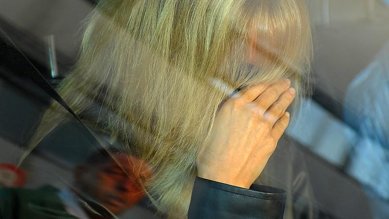 Sabine W. auf dem Weg ins Mannheimer Landgericht: Das mutmaßliche Vergewaltigungsopfer von Jörg Kachelmann sagt endlich aus.