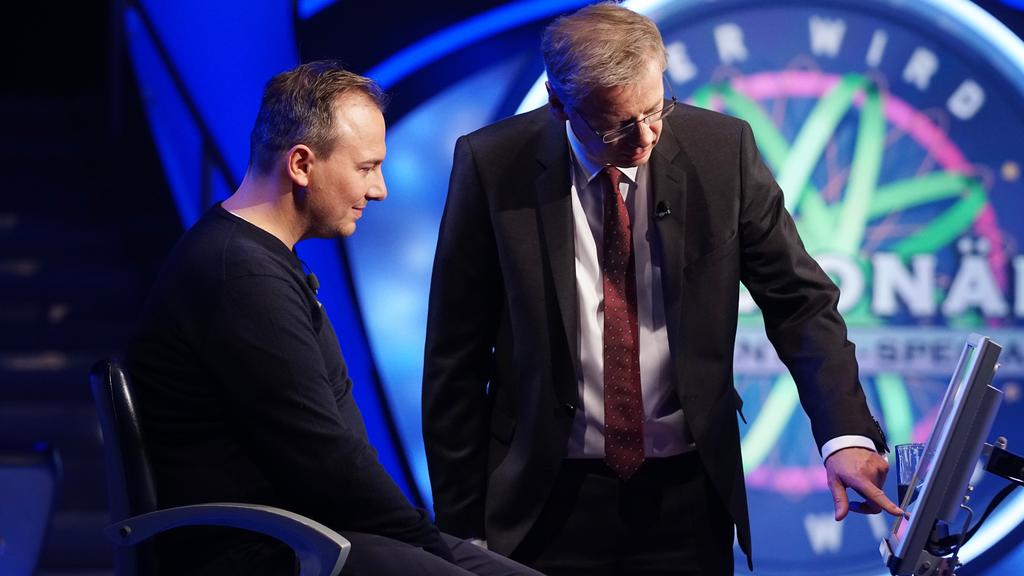 Moderator Günther Jauch mit Tim Raue