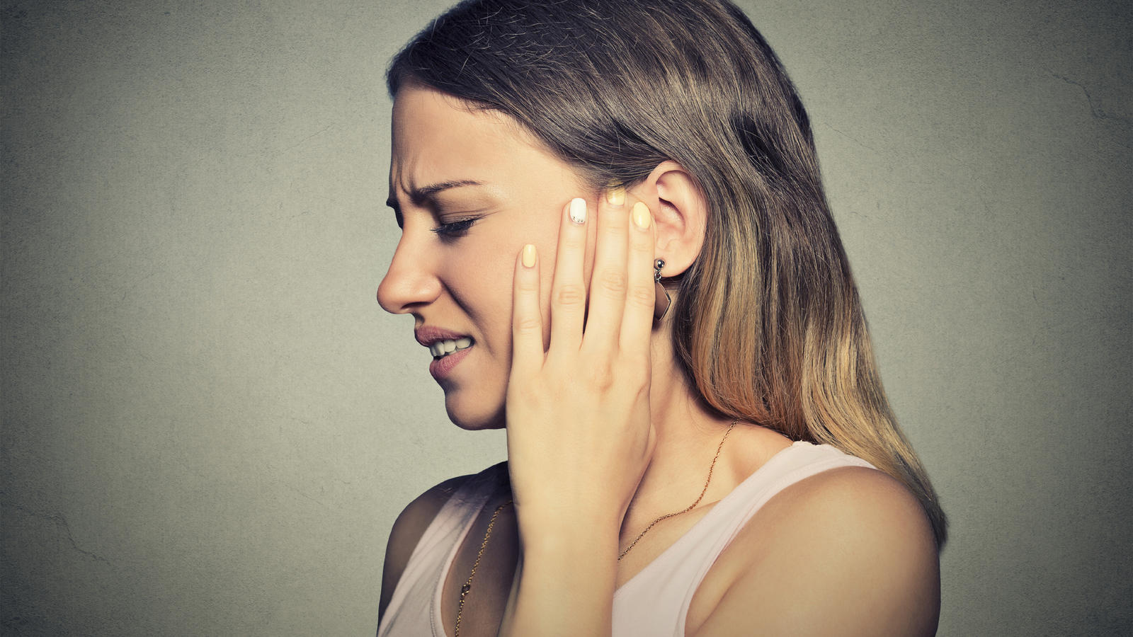 Ohrenschmerzen können unterschiedliche Gründe haben. Ein Trommelfellriss kann auch dafür verantwortlich sein.