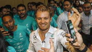 epa05651844 German Formula One driver and 2016 World Champion Nico Rosberg (C) of Mercedes AMG GP meets with Petronas staff during a Petronas welcoming ceremony in Kuala Lumpur, Malaysia, 29 November 2016. The Mercedes AMG GP Team has successfully defended the World Constructors Championship for a third year running and Nico Rosberg claimed his first F1 world championship title at the final race of the season, the Abu Dhabi Grand Prix. EPA/AHMAD YUSNI +++(c) dpa - Bildfunk+++