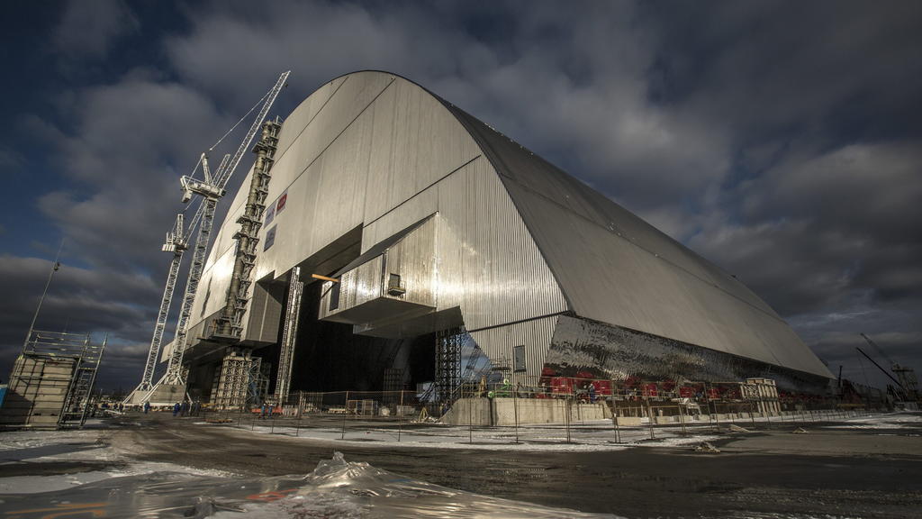 ARCHIV - HANDOUT - Das am 03.11.2016 aufgenommene und am 15.11.2016 zur Verfügung gestellte Foto zeigt die neue Schutzhülle für die Atomruine Tschernobyl, die über den havarierten Reaktor zu gleiten beginnt. EPA/EBRD PHOTOSTREAM/HANDOUT HANDOUT EDITO