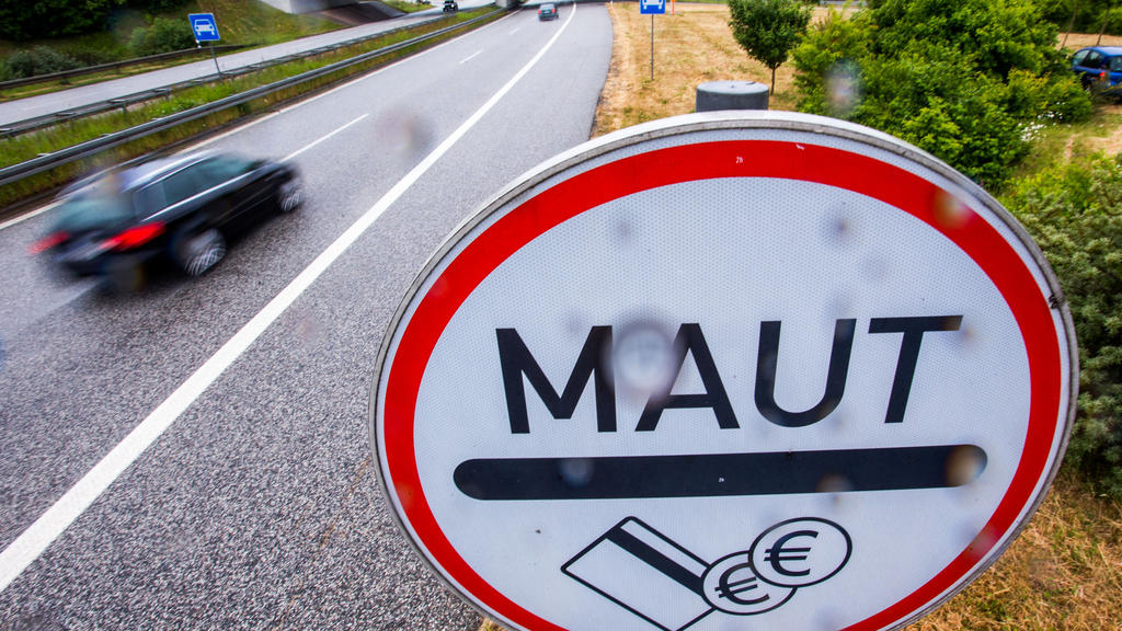 Ein Verkehrsschild weist auf die Maut hin