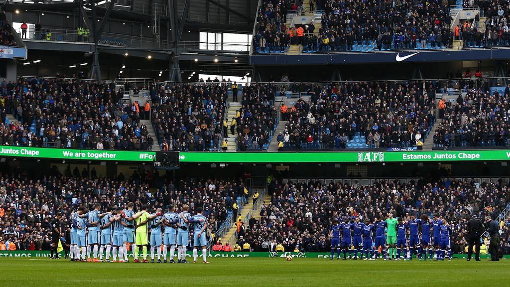Fußball, Manchester City - FC Chelsea Players observe a one minute silence for Chapecoense ahead of the Premier League match between Manchester City and Chelsea played at the Etihad Stadium, Manchester on 3rd December 2016 / Football - Premier League