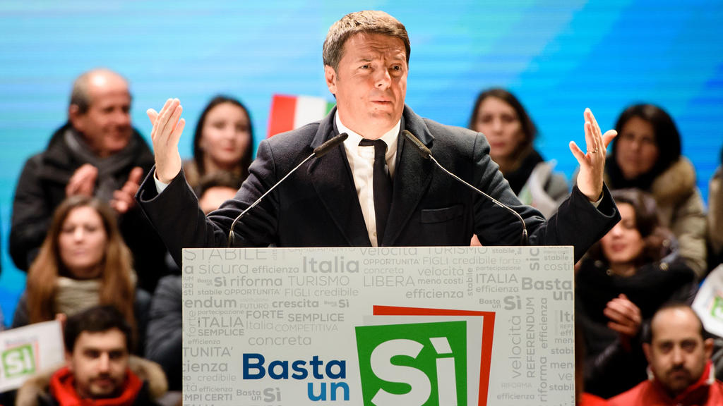 Der Ministerpräsident Italiens, Matteo Renzi, spricht am 02.12.2016 auf einer Wahlkampfveranstaltung zum bevorstehenden Referendum in Florenz. Italien stimmt am 04.12.2016 in einem Referendum über eine geplante Verfassungsreform ab. Foto: Gregor Fisc