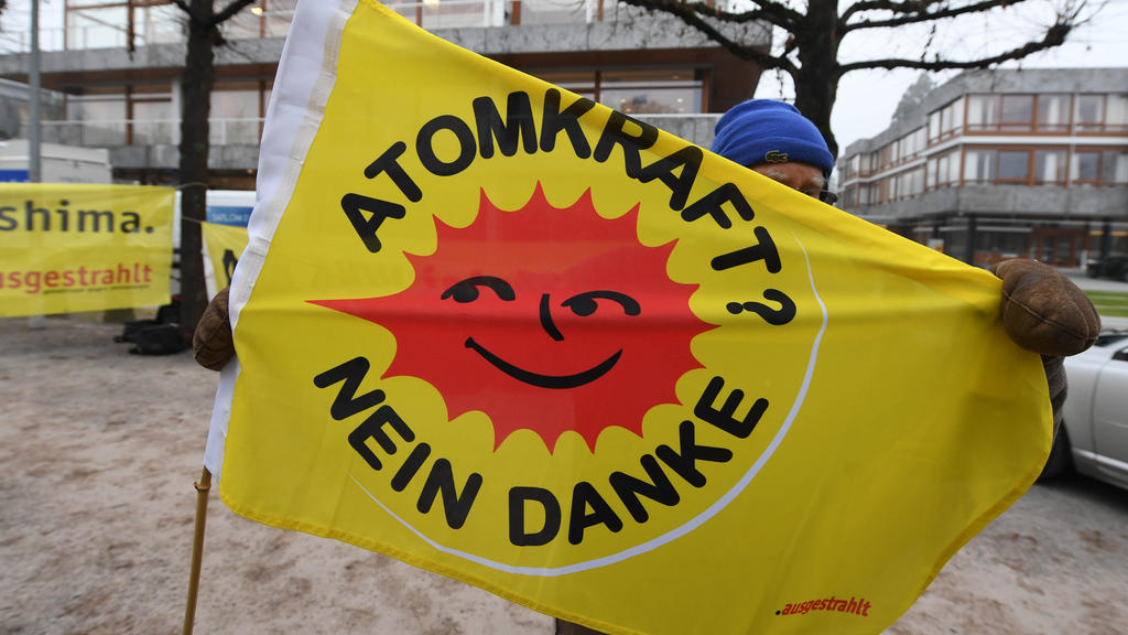 Vor dem Bundesverfassungsgericht in Karlsruhe (Baden-Württemberg) wird am 06.12.2016 eine Fahne gehalten auf der steht "Atomkraft? Nein Danke". Das Bundesverfassungsgericht hat sein Urteil im Verfahren über den Atomausstieg gesprochen. Laut diesem st