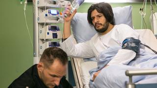 Maximilian (Francisco Medina, r.) schlÃ¤gt im Krankenzimmer einen Sicherheitsbeamten (Komparse) nieder, um die Flucht aus dem Krankenzimmer zu wagen...