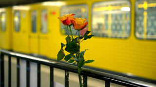 ARCHIV - Blumen sind am 22.01.2016 in Berlin auf einem Bahnsteig der U-Bahnstation Ernst-Reuter-Platz zu sehen. Sie erinnern an eine junge Frau, die von einem Mann vor eine einfahrende U-Bahn gestoßen worden war. (zu Chronologie "Die wichtigsten Ereignisse des Jahres 2016 in Berlin" vom 21.11.2016) +++(c) dpa - Bildfunk+++