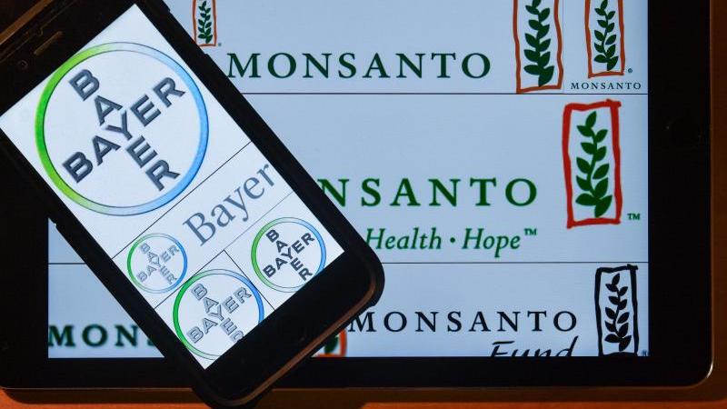 Die Logos von Bayer und Monsanto