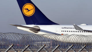 ARCHIV - Ein Flugzeug der Lufthansa fährt am 29.11.2016 in München (Bayern) am Flughafen nach der Landung über das Rollfeld. (zu dpa «Piloten nehmen Verhandlungen mit Lufthansa wieder auf - Keine Streiks» vom 09.12.2016) Foto: Peter Kneffel/dpa +++(c) dpa - Bildfunk+++