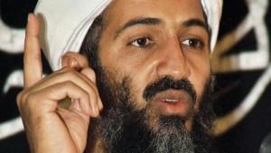 ARCHIV - Terroristenchef Osama bin Laden (Archivfoto von 2000).  Der US- Nachrichtensender CNN meldete am Montag (18.10.2010) unter Berufung auf einen nicht näher bezeichneten hochrangigen NATO-Vertreter, der Chef des Terrornetzwerks Al-Kaida halte s