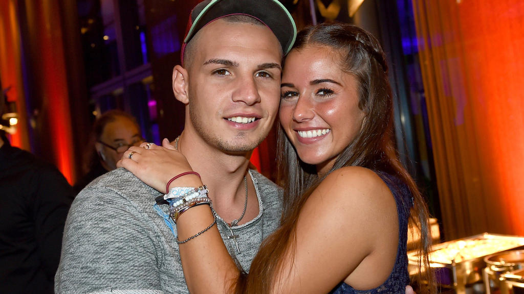 ARCHIV - Die Musiker Pietro und Sarah Lombardi feiern am 02.09.2016 in Berlin bei dem Musik-Event «Alcatel Entertainment Night feat. Music meets Media» im Rahmen der IFA. (zu dpa-Korr "Promis und Privatleben: «Druck von außen kann ich nicht gebrauche
