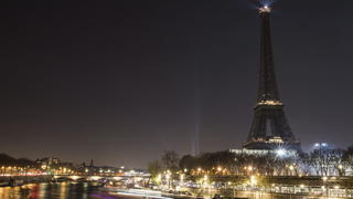 epa05675860 The Eiffel Tower stands dark, as its traditional night-time illumination is switched off in support of the victims of the Aleppo siege in Syria, in Paris, France, 14 December 2016. The city of Paris has switched off the lights to its key landmark in a bid to show support for the thousands of civilians under siege in Aleppo, Syria. EPA/IAN LANGSDON +++(c) dpa - Bildfunk+++