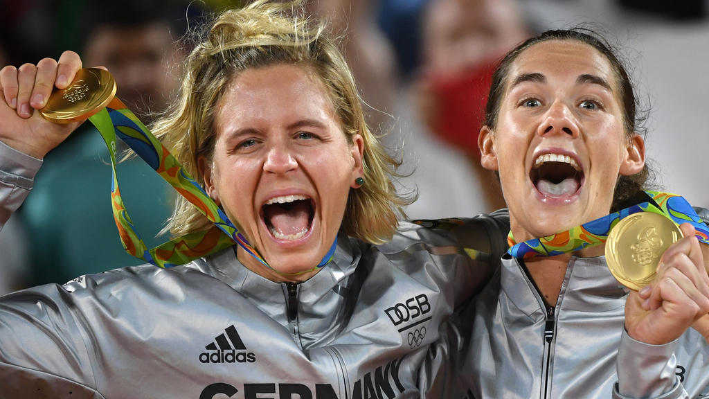dpatopbilder - Kira Walkenhorst (R) and Laura Ludwig of Germany celebrate on the podium with their gold medals after winning the Women's Beach Volleyball Final at Beach Volleyball Arena Copacabana in Rio de Janeiro, Brazil, 18 August 2016. (zu dpa «O