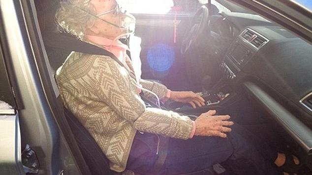 Puppe in Oma-Gestalt auf dem Beifahrersitz eines Autos
