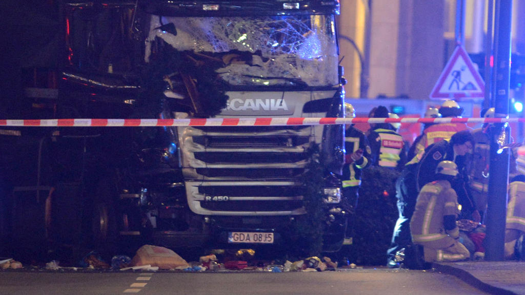Rettungskräfte sind am 19.12.2016 in der Nähe der Gedächtniskirche in Berlin neben einem Lastwagen im Einsatz. Bei einem Anschlag mit einem Lastwagen auf einem Weihnachtsmarkt sind nach Angaben der Feuerwehr mehrere Menschen getötet worden. Daneben g