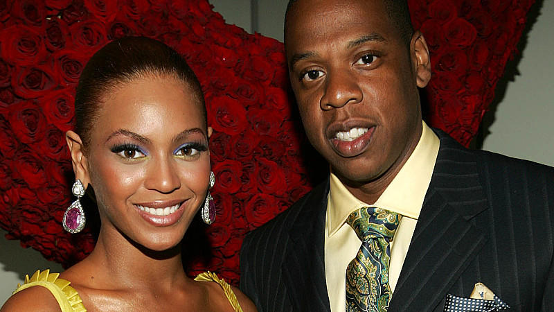 Beyonce bringt erstes Kind zur Welt.