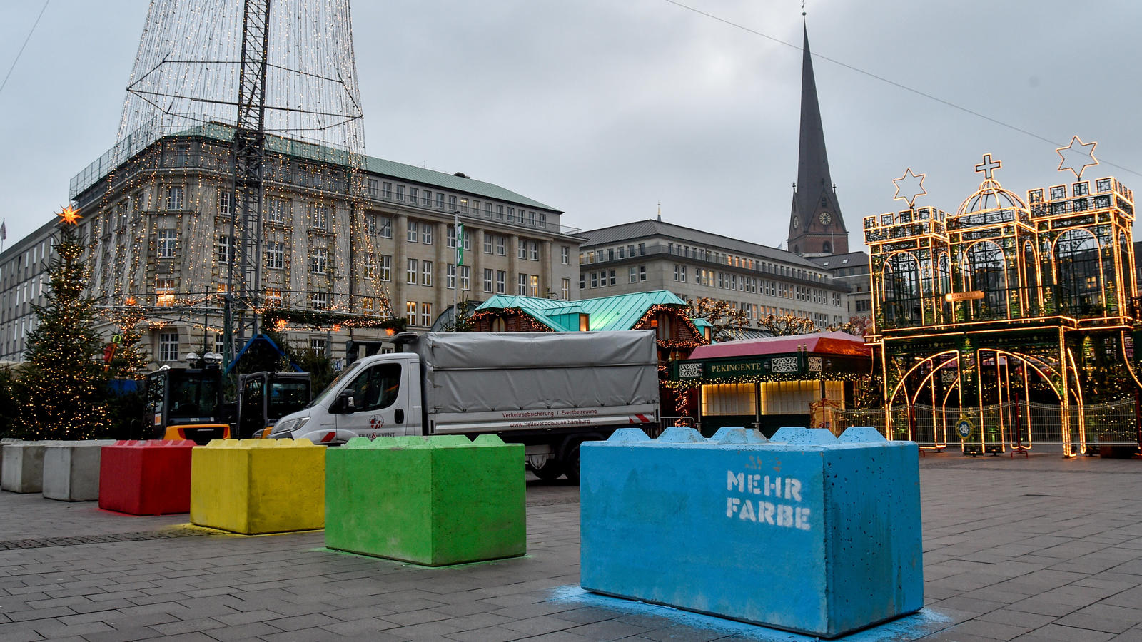 "Mehr Farbe, weniger Angst "- das haben Unbekannte auf die Betonklötze vor einem Weihnachtsmarkt in Hamburg gesprüht.