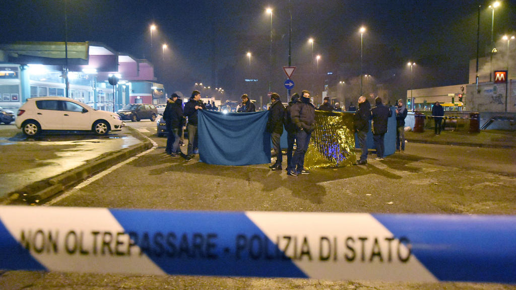 Italienische Polizeibeamte sichern am 23.12.2016 in Mailand Spuren, nachdem der europaweit gesuchte mutmaßliche Attentäter von Berlin, Anis Amri, bei einem Schusswechsel mit der Polizei getötet wurde. Bei einem Anschlag mit einem Lastwagen auf einen