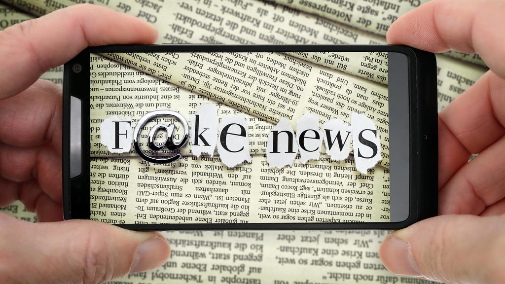 Fake News-Schriftzug auf einem SmartphoneFake News emblem on a Smartphone