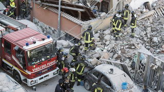 epa05690155 Firefighters work at a collapsed two-storey building in Acilia, Italy, 28 December 2016. Two people were pulled alive from the rubble of the house that collapsed probably because of a gas leak. EPA/MASSIMO PERCOSSI +++(c) dpa - Bildfunk+++