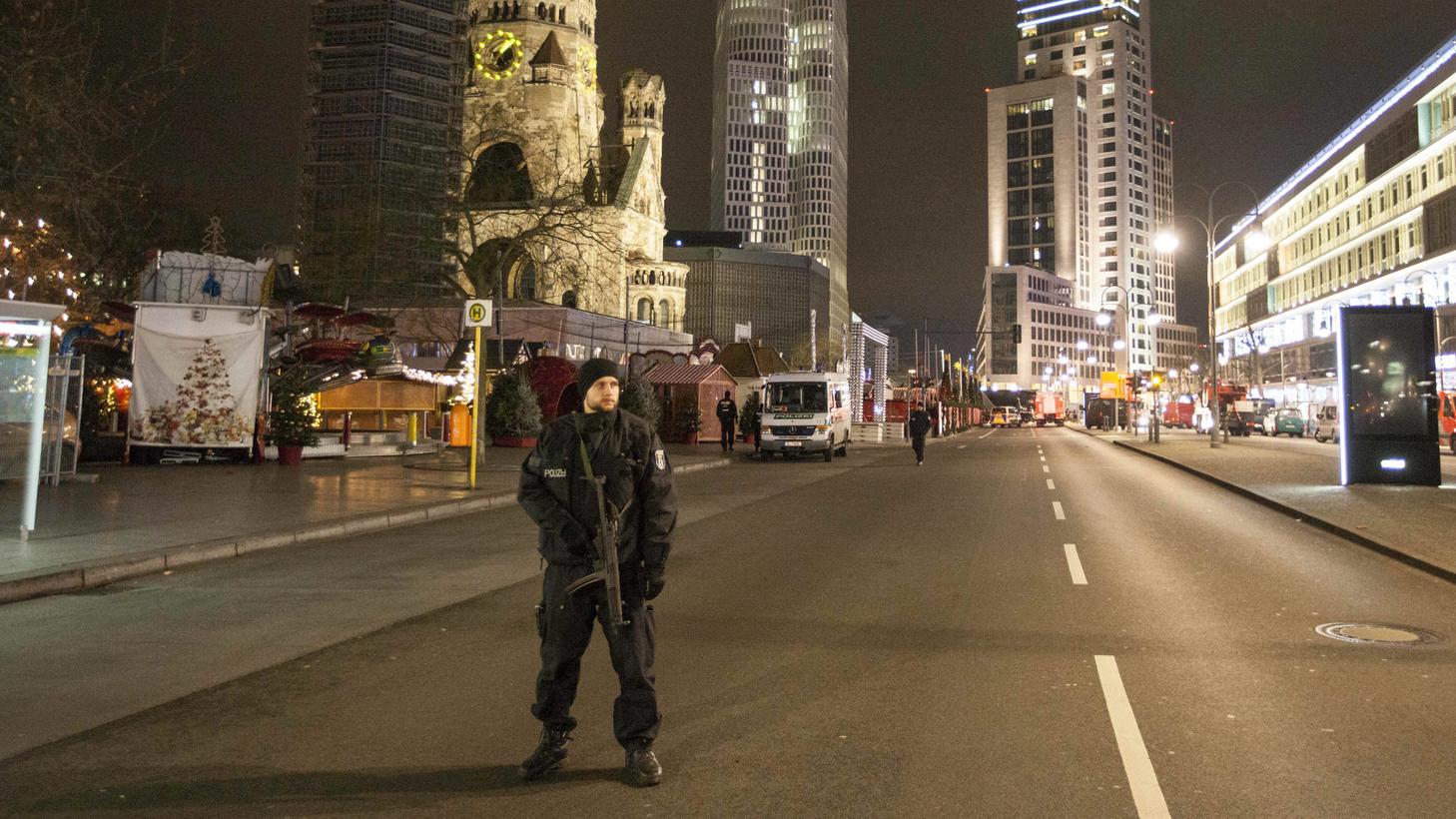 Ein Polizist bewacht nach dem Anschlag in Berlin den Tatort.