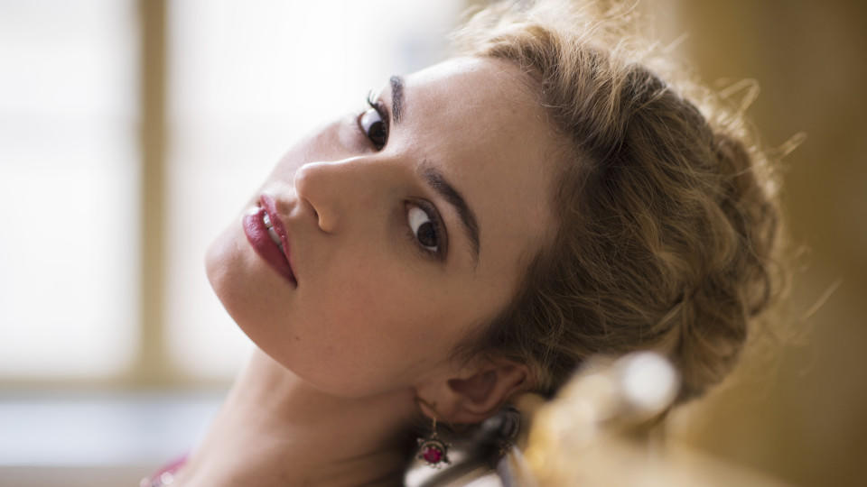 Lily James in "Krieg und Frieden"