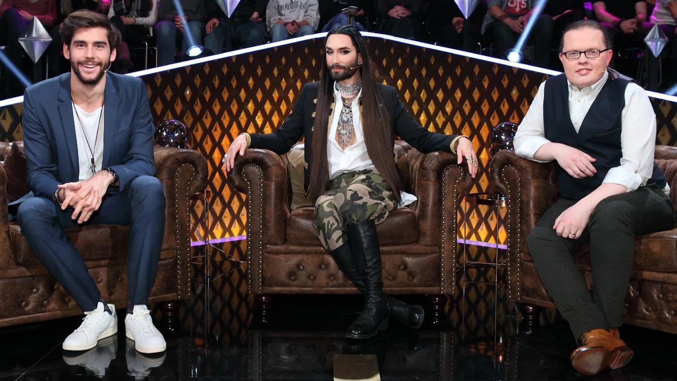 Die Jurymitglieder (v.l.), der spanisch-deutsche Popsänger Álvaro Soler, ESC-Gewinnerin Conchita und der irisch-amerikanische Sänger, Musiker und Komponist Angelo Kelly bewerten die Performances und vergeben Punkte an die Gesangstalente.