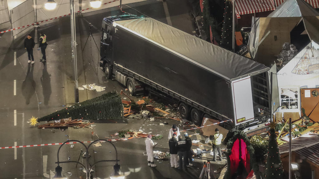 ARCHIV - Das Tatfahrzeug, ein polnischer Lastwagen, steht am 20.12.2016 am Weihnachtsmarkt am Breitscheidplatz in Berlin.