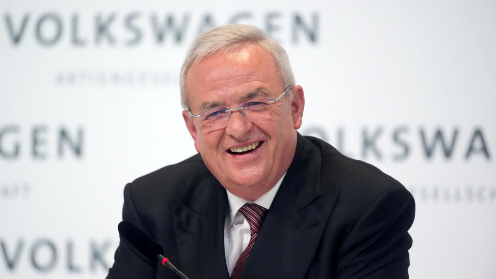 ARCHIV - Martin Winterkorn, damaliger Vorstandsvorsitzender der Volkswagen AG, lacht am 12.03.2015 in Berlin bei der Jahrespressekonferenz von VW. (zu dpa «Vertrag von Ex-VW-Chef Winterkorn ausgelaufen - hohe Rentenbezüge» vom 04.01.2017) Foto: Kay N