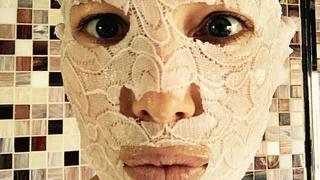 Jessica Biel im Sheet-Mask-Fieber