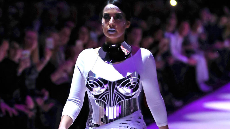 YouTuberin Lamiya Slimani läuft auf der Mercedes-Benz Fashion Week für Maybelline.