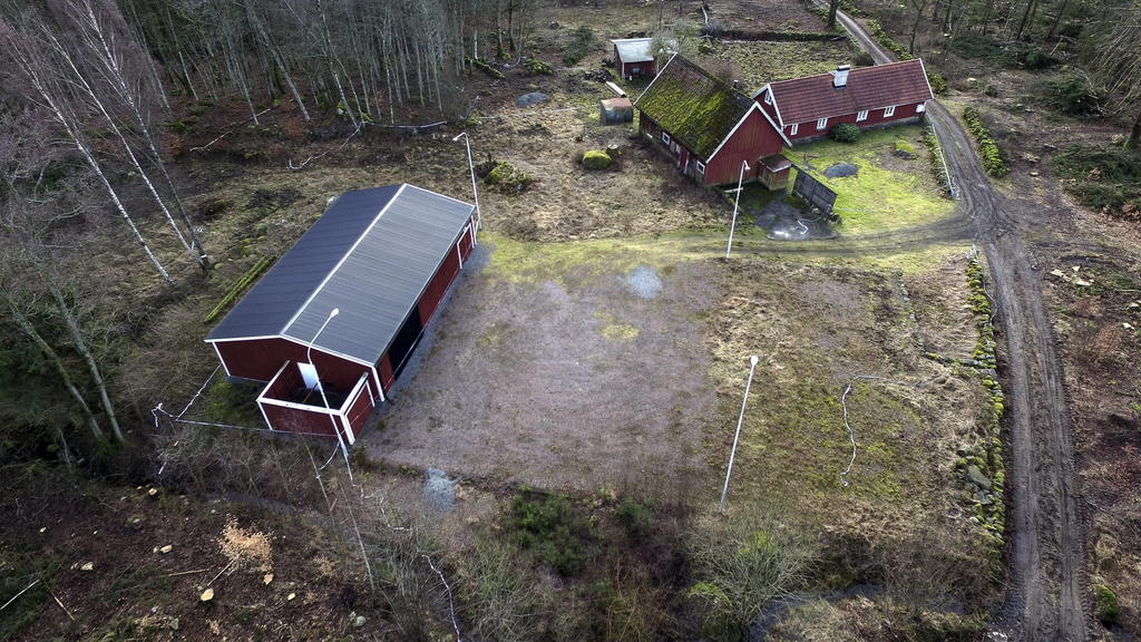epa05176532 (FILE) An undated file photograph showing the bunker, seen at the left at the farm of doctor Martin Trenneborg. Martin Trenneborg on trial facing charges of alleged kidnapping and raping a woman whom prosecutors said he planned to hold pr