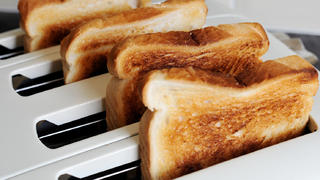 Toaster mit frischem Toastbrot