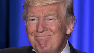 US-Präsident Donald Trump grinst bevor er bei einer Veranstaltung seiner republikanischen Partei am 26.01.2017 in Philadelphia (USA) eine Rede hält. Foto: Matt Rourke/AP/dpa +++(c) dpa - Bildfunk+++