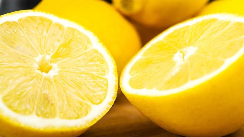 Saftige Zitronen erkennt man an ihren großen Poren..